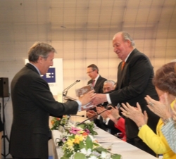 José María Irujo recibe, de manos de Don Juan Carlos, el Premio Internacional de Periodismo Rey de España en la categoría de Prensa